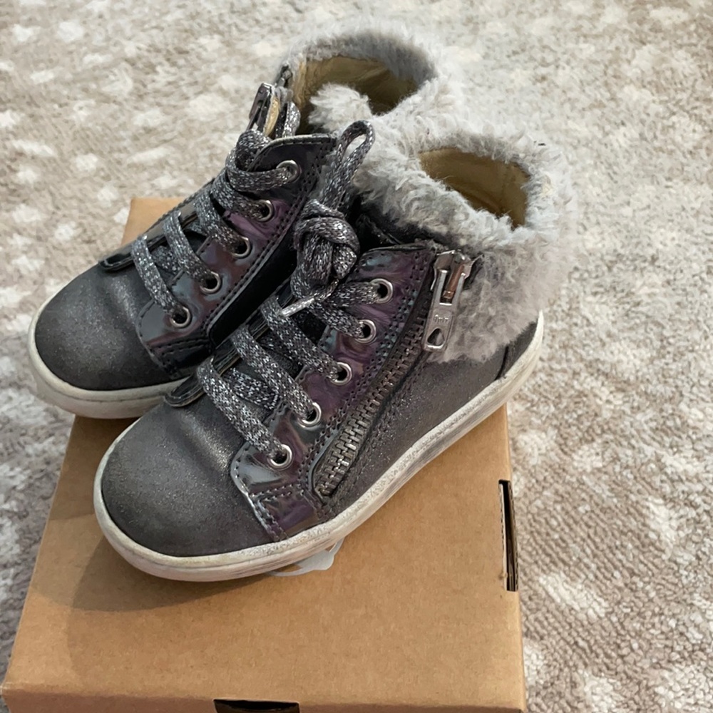 Naturino Girls size 23 sneaker with fur